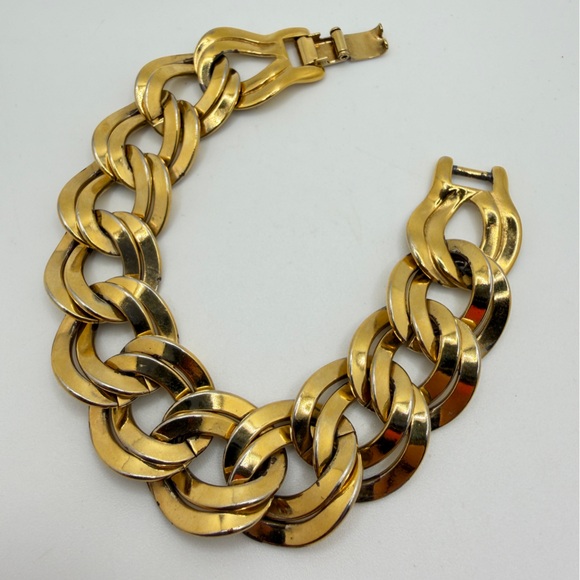 7" Vintage Monet Gold Tone double Twisted Link Bracelet w/ fold over clasp! - Picture 5 of 16
